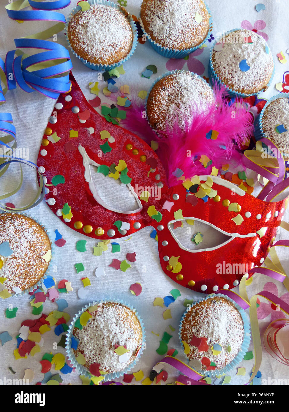 Il carnevale, Silvester Party con muffin e maschera di Carnevale Foto Stock