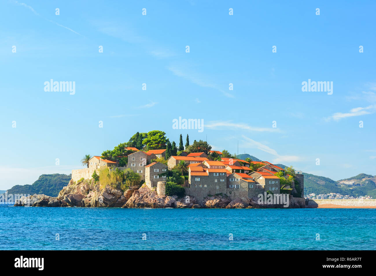 Sveti Stefan isola in Budva Montenegro, in una bella giornata d'estate. destinazione di viaggio Foto Stock