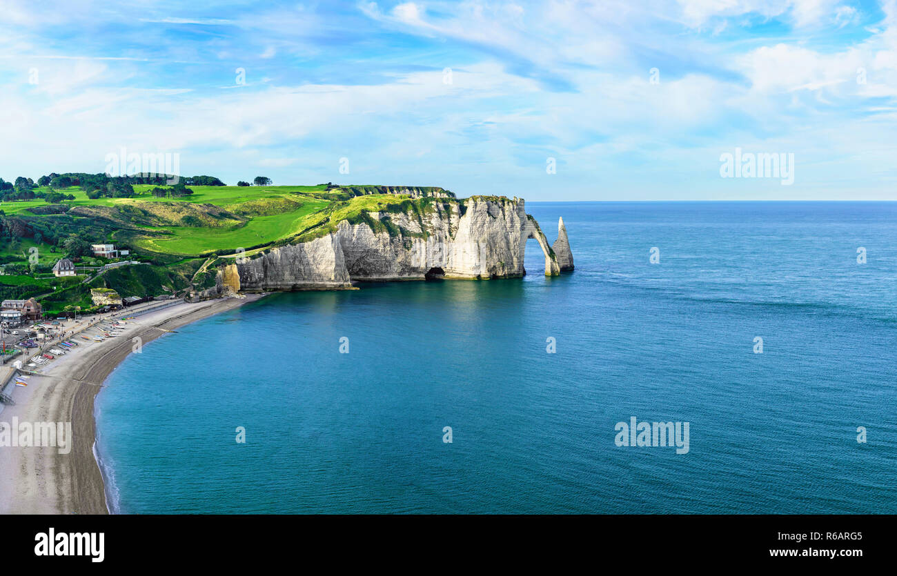 Panoramica vista aerea di scogliere Aval e l'ago di Etretat e bella famoso litorale. La Normandia, Francia, Europa Foto Stock