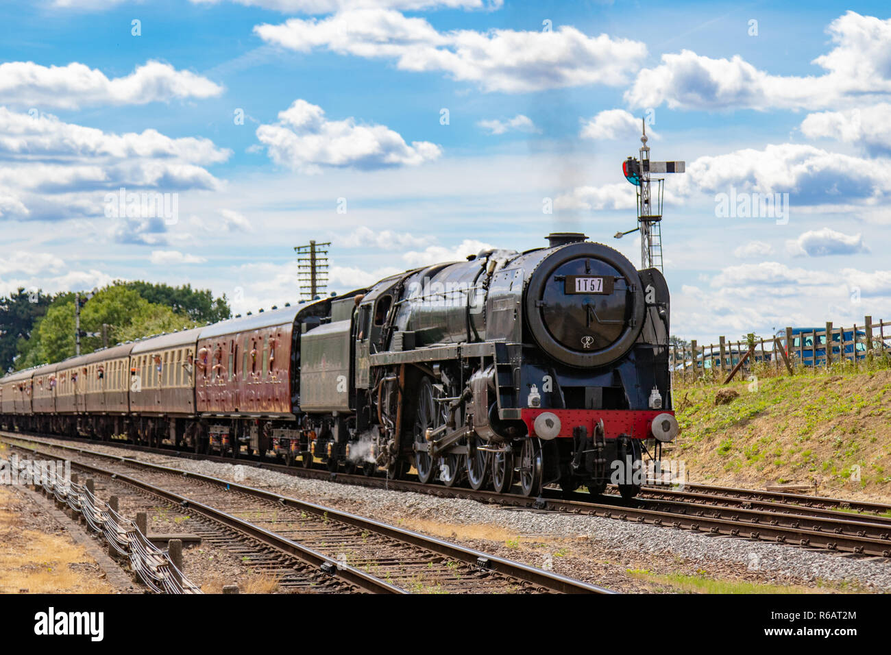 70013 Oliver Cromwell ricreando il 15 Guinea speciale a un evento per contrassegnare i 50 anni dalla fine del vapore sulle ferrovie britanniche Foto Stock