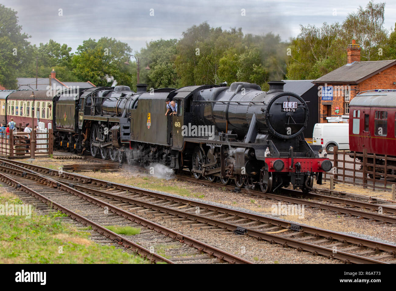 48624 e 73156 a doppia testa ricreando il 15 Guinea speciale a un evento per contrassegnare i 50 anni dalla fine del vapore sulle ferrovie britanniche Foto Stock 48624 e 73156 a doppia testa ricreando il 15 Guinea speciale a un evento per contrassegnare i 50 anni dalla fine del vapore sulle ferrovie britanniche Foto Stock
