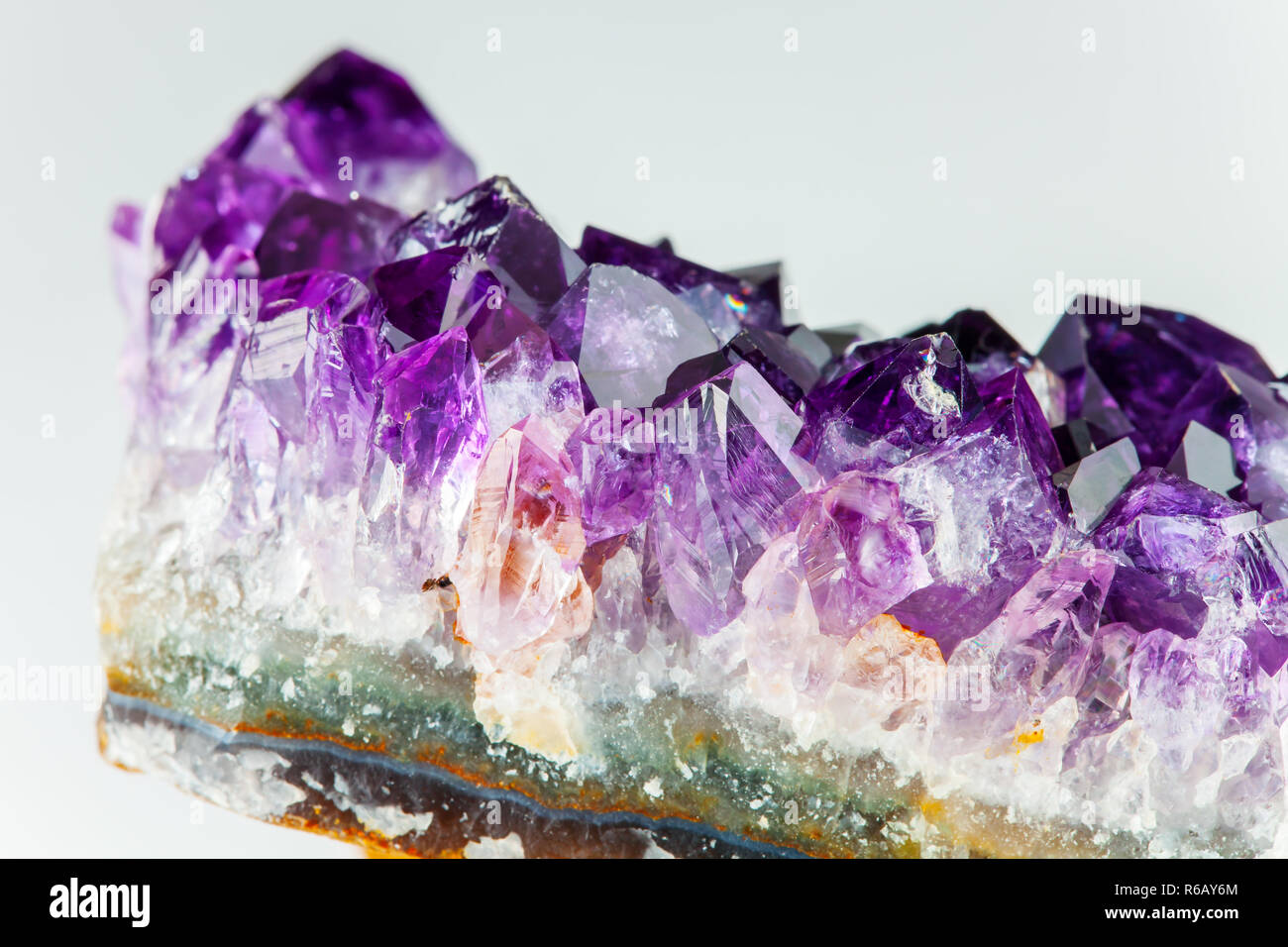 Nitidi e ricchi di dettagli in pietra Ametista dettagli - un viola varietà di quarzo Foto Stock
