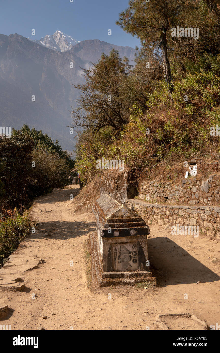 Il Nepal, Lukla, Lomdza, buddista mani da parete a metà del percorso per Phakding sul Campo Base Everest Trek Foto Stock