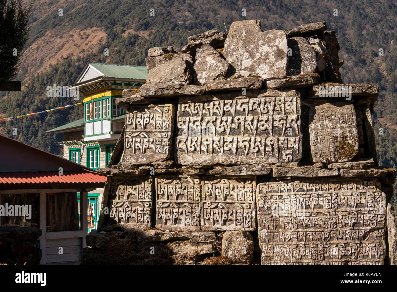 Il Nepal, Lukla, Chheplung, buddista mani da parete a metà del percorso per Phakding sul Campo Base Everest Trek Foto Stock