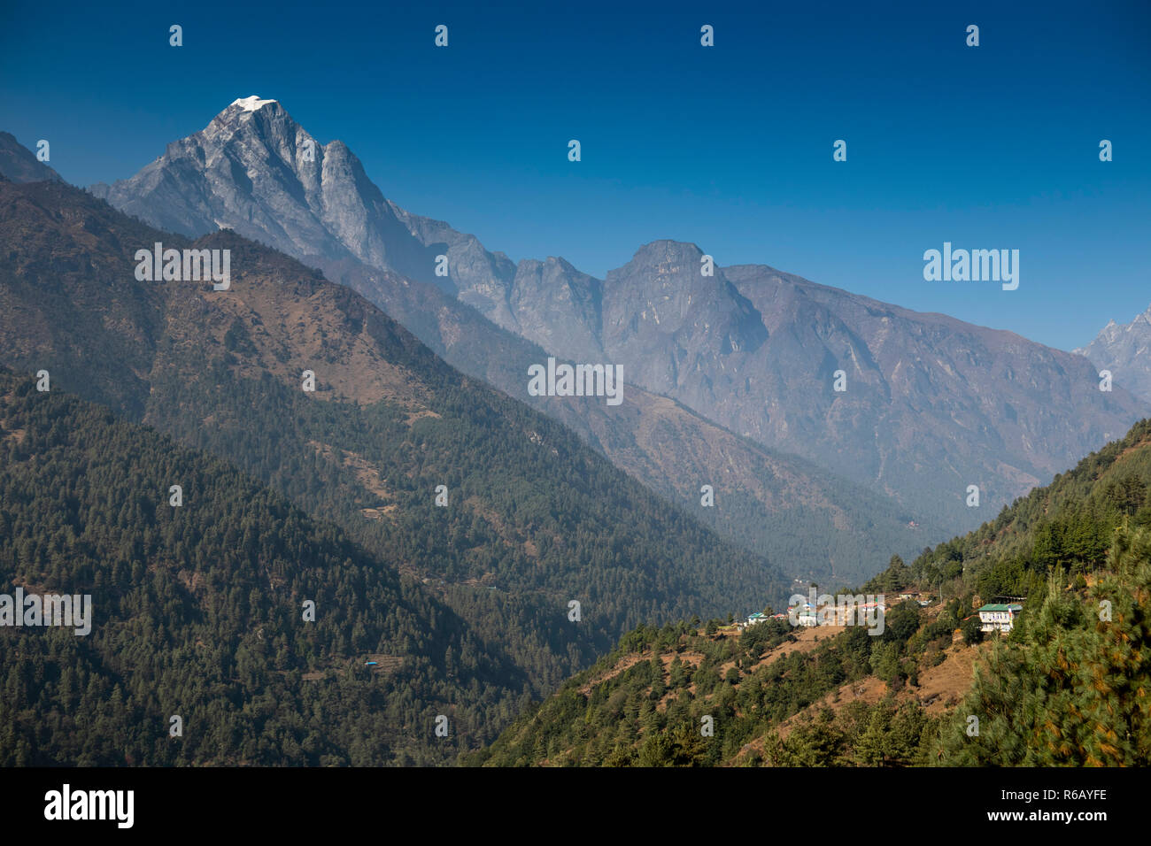 Il Nepal, Lukla, Chheplung, Mt Solu Khumbu sopra Dudh Khosi Valle all inizio del Campo Base Everest Trek Foto Stock