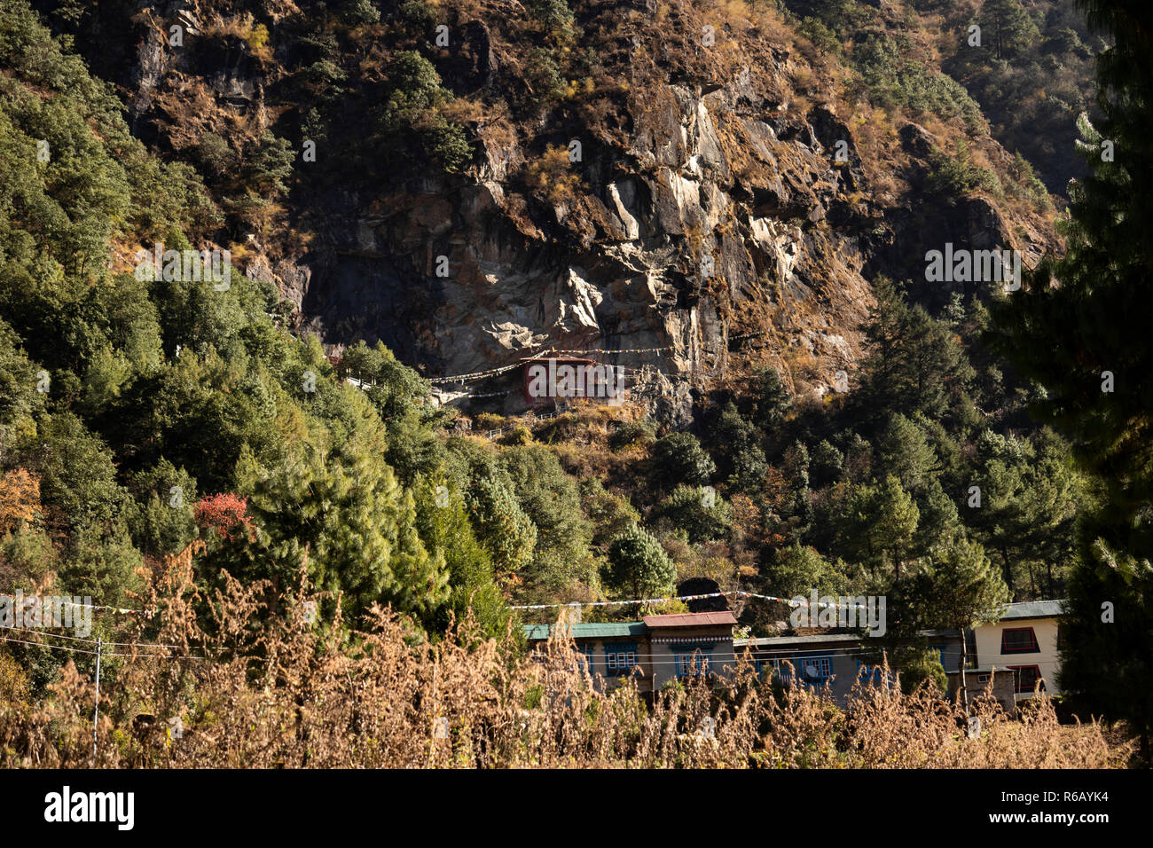 Il Nepal, Lukla, Chheplung, Rangdo Gompa, parete di roccia monastero situato in alto sulla Cliffside a 2660m Foto Stock