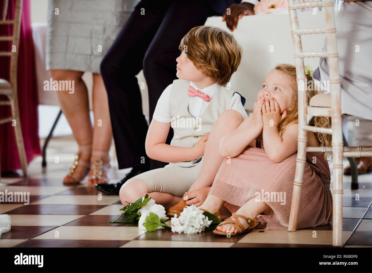 I bambini a guardare a un matrimonio Foto Stock