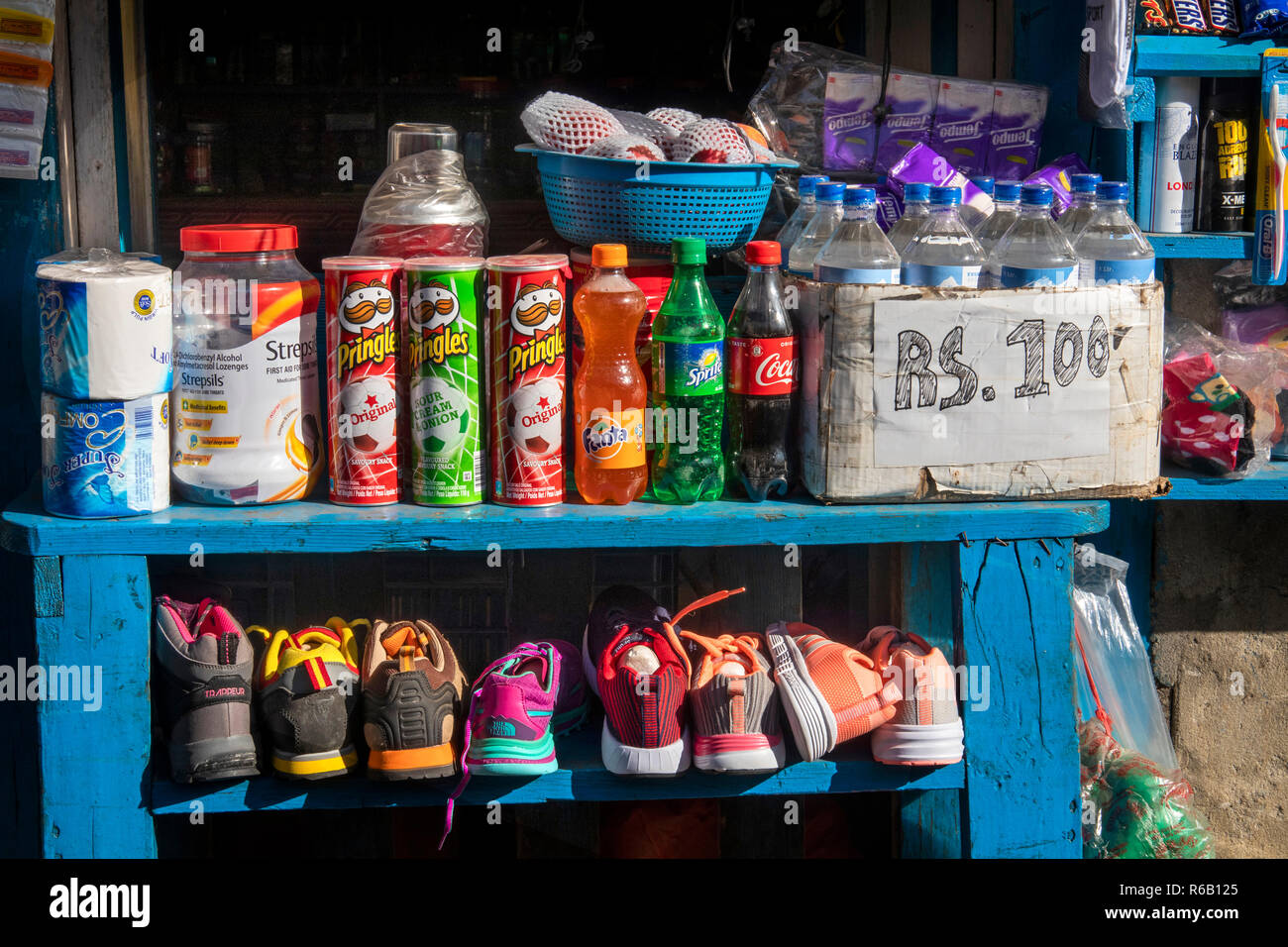 Il Nepal, Phakding, scarpe, frutta, bevande e spuntini nel piccolo negozio locale accanto al Campo Base Everest Trek percorso Foto Stock