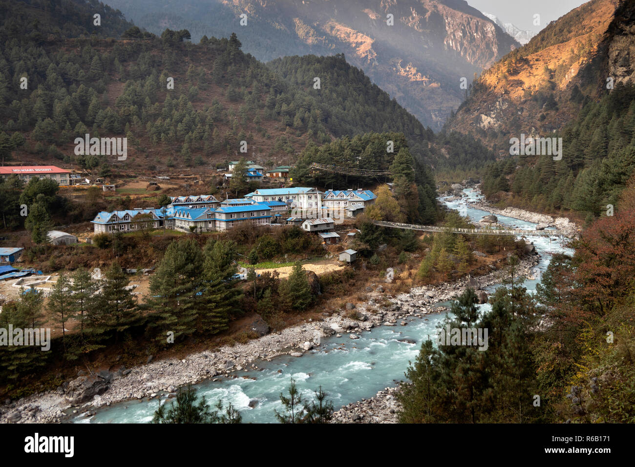 Il Nepal, Phakding, casette da ponte per il lato est del Dudh Kosi River, tardo pomeriggio Foto Stock