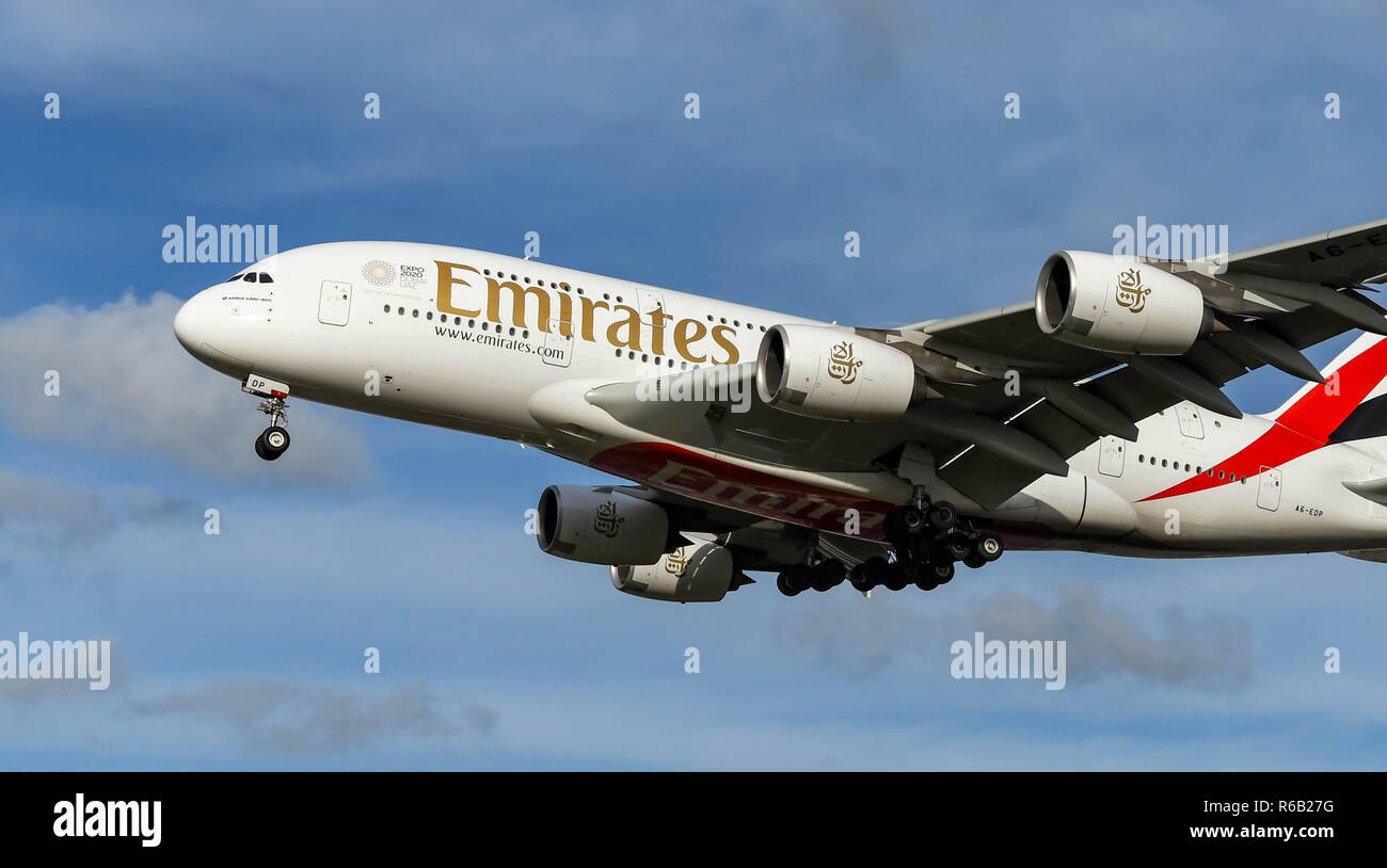 Londra, Inghilterra - Novembre 2018: Emirates Airbus A380 "super jumbo jet long haul aereo di linea circa di atterrare all'Aeroporto di Londra Heathrow. Foto Stock