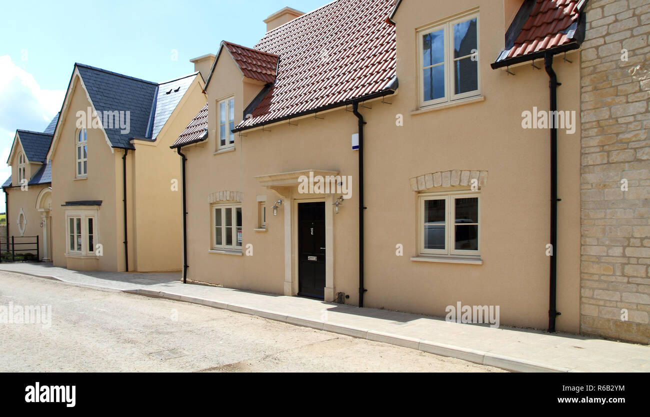 Un nuovo West Country Village costruito da Bloor case in stile tradizionale e colori. Eseguire il rendering da Weber, a St. Gobain Company Foto Stock