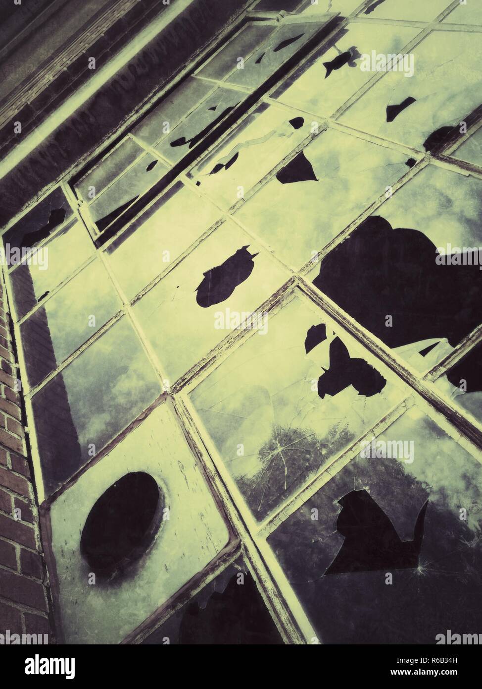 Vecchia finestra con il vetro rotto nel look vintage Foto Stock