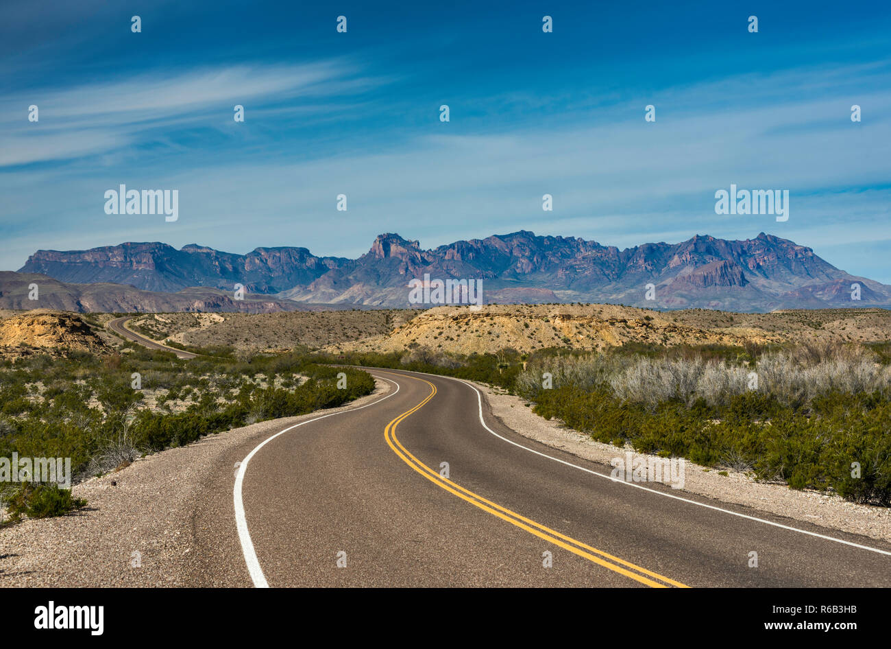 Montagne di Chisos oltre il deserto del Chihuahuan, vista dal Rio Grande Villaggio Drive, parco nazionale di Big Bend, Texas, Stati Uniti d'America Foto Stock