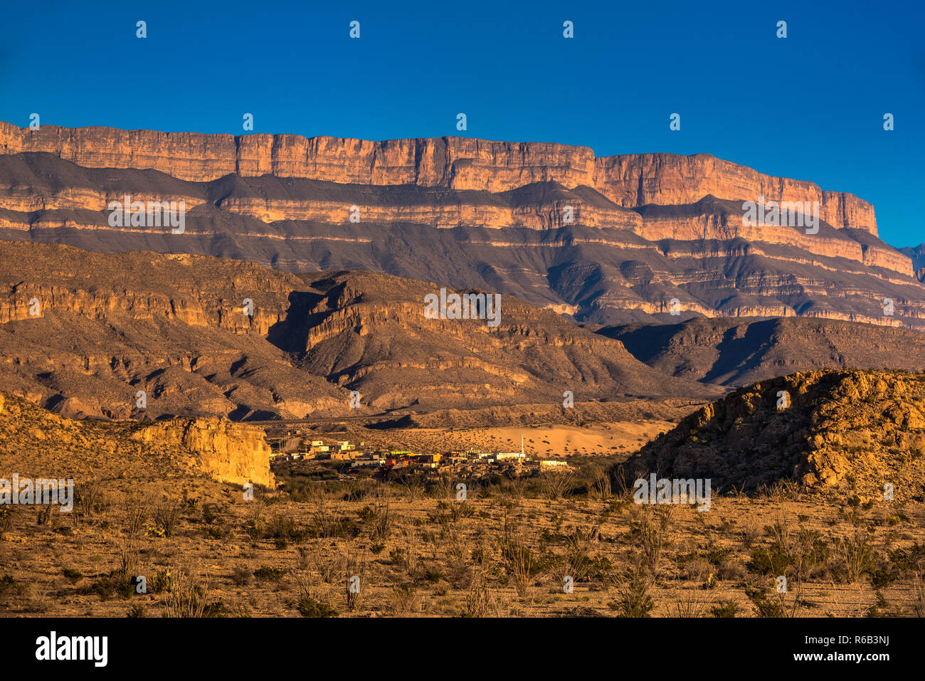 Sierra del Carmen massiccio oltre Boquillas village in tutta Rio Grande in Messico, il deserto del Chihuahuan, parco nazionale di Big Bend, Texas, Stati Uniti d'America Foto Stock