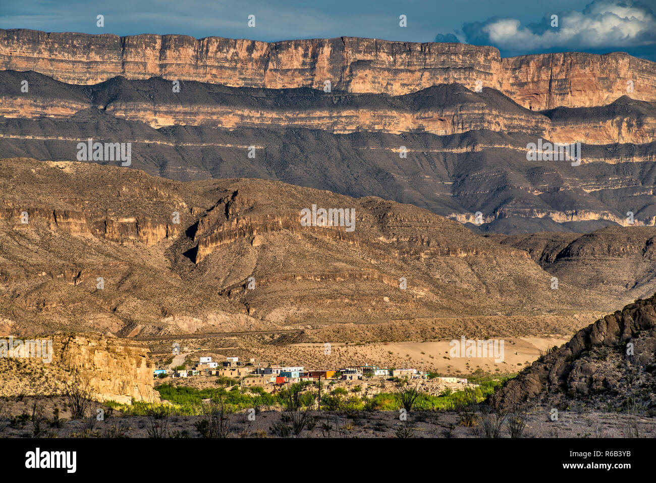 Sierra del Carmen massiccio oltre Boquillas village in tutta Rio Grande in Messico, il deserto del Chihuahuan, parco nazionale di Big Bend, Texas, Stati Uniti d'America Foto Stock