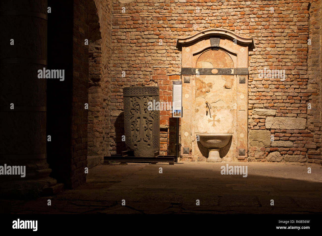 Khachkar armeno (o khatchkar cross-pietra): Cristiano medievale armeno - Arte Sacra Stones - Monastero Maggiore - Milano Foto Stock