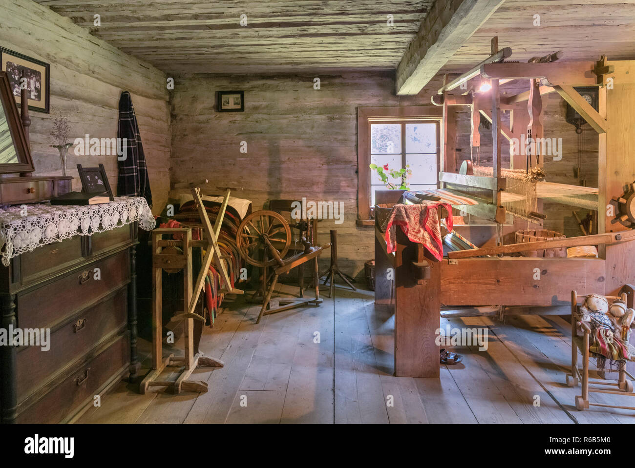 Telaio nel tardo XIX secolo fienile abitazione, Köstriaseme fattoria (dal villaggio Kirikla nella parrocchia Hageri), Estonian Open Air Museum, Tallinn, Estonia Foto Stock