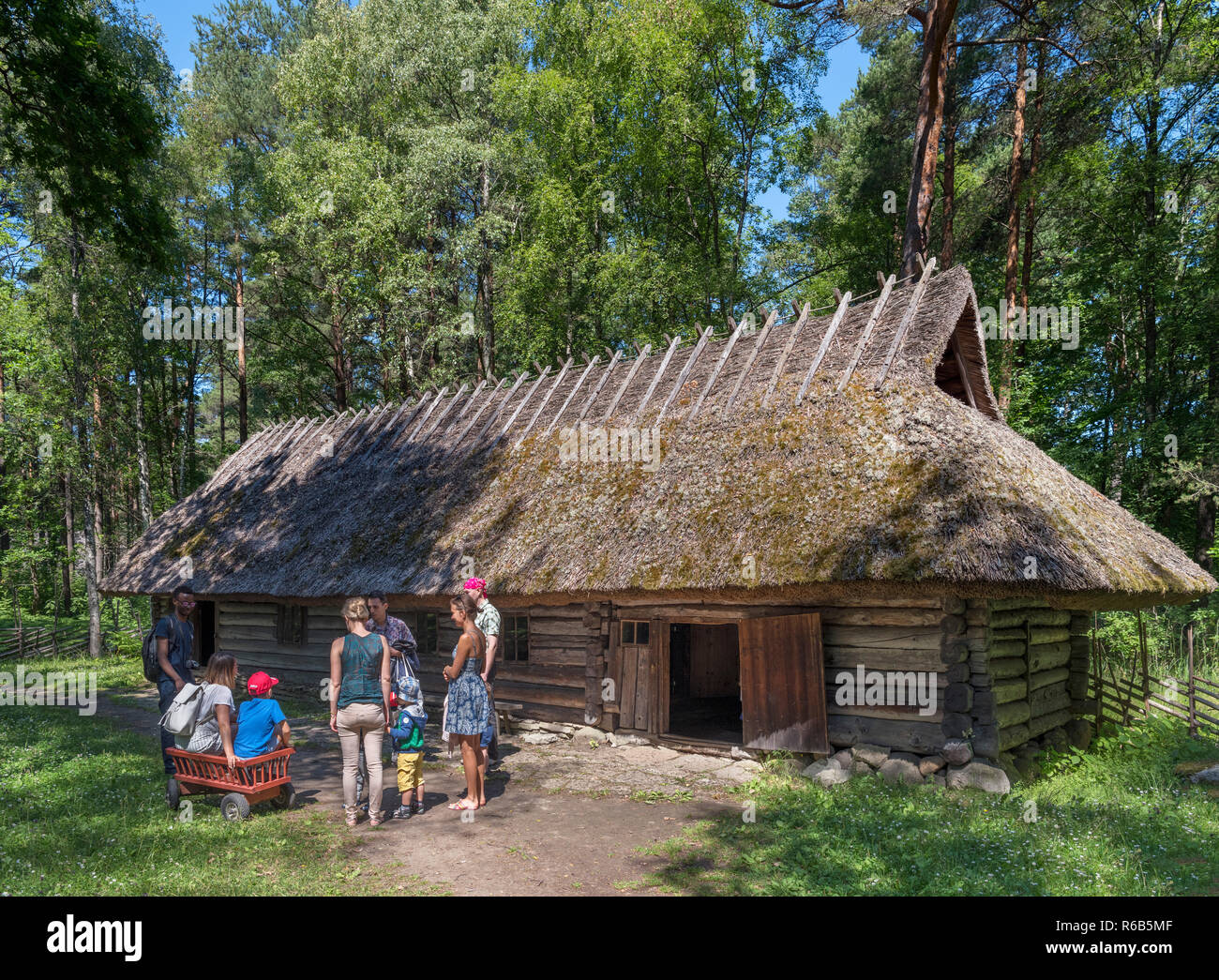 Nuki farm, una coppiglia di capanna di fumatori tra la fine del XIX secolo, Estonian Open Air Museum (Vabaõhumuuseum), Tallinn, Estonia Foto Stock