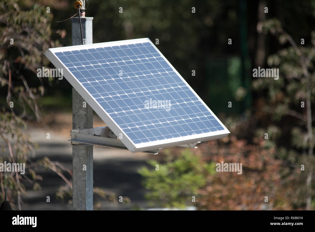 Piccoli impianti a energia solare sono la soluzione ideale per le postazioni remote dove il fabbisogno energetico è basso. Foto Stock
