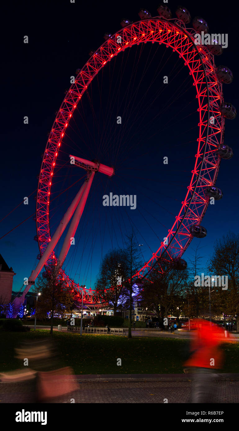Il London Eye, Londra, Regno Unito. Notte Tempo immagine. Foto Stock