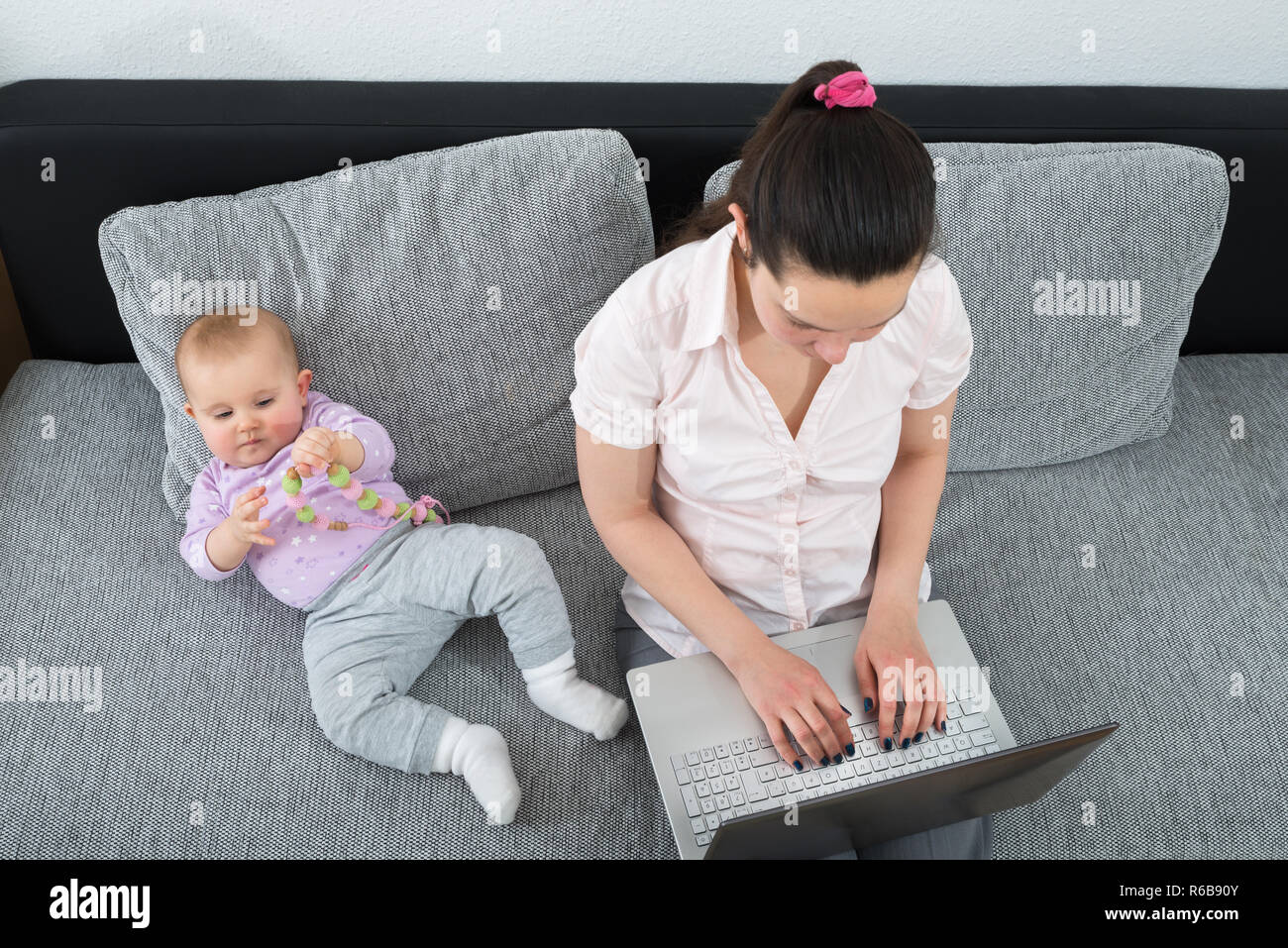 Donna con notebook Foto Stock