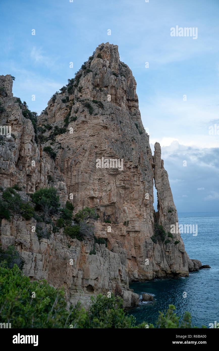 Spiaggia con rocce dell'isola italiana Sardegna nel mare mediterraneo Foto Stock