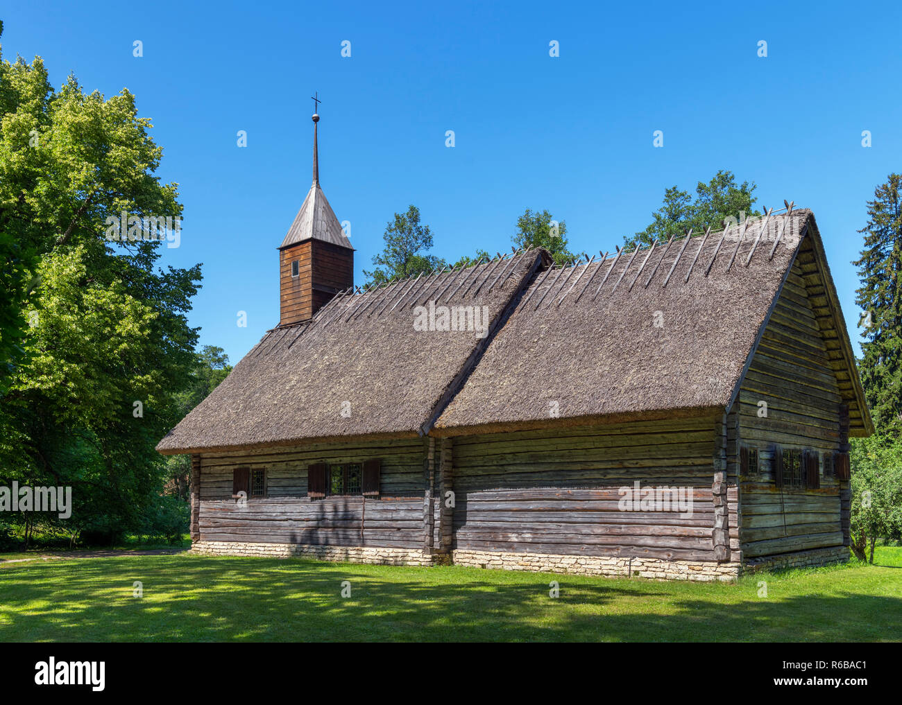 Il XVII secolo la cappella Sutlepa da Rannarootsi, uno dei più antichi edifici in legno in Estonia Estonian Open Air Museum, Tallinn, Estonia Foto Stock