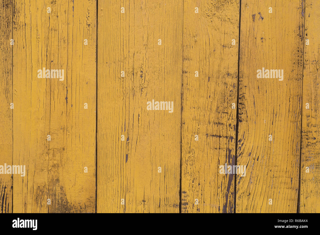 Il vecchio obsoleto Giallo di legno verniciato texture di sfondo Foto Stock