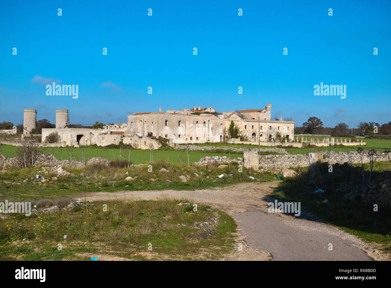 Antica fattoria abbandonata sulle colline della Puglia. Foto Stock