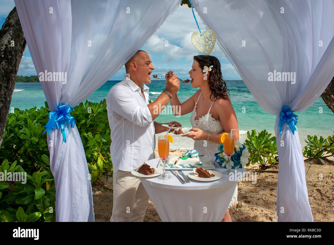 Matrimonio sulla spiaggia nella baia a Avani Barbarons Mahe Seychelles Foto Stock