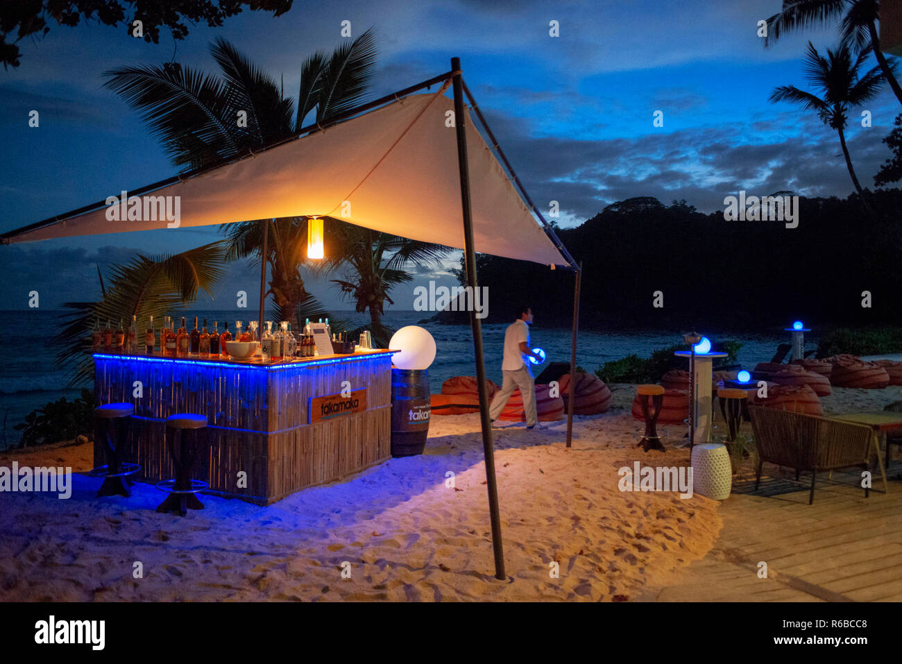 Night bar sulla spiaggia nella baia a Avani Barbarons Mahe Seychelles Foto Stock