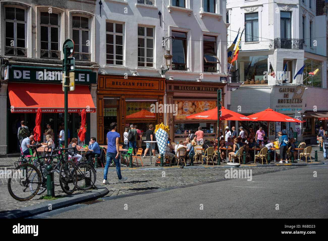 Ristoranti in Rue du Marché aux Herbes street a Bruxelles centro citta'. Foto Stock
