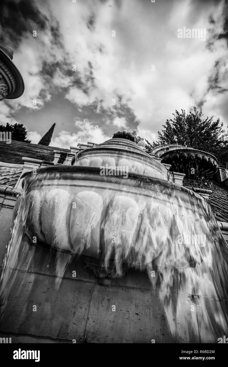 Bella Fontana su una soleggiata giornata estiva. Dettagli dal Dutch giardino barocco con acqua corrente, forme di conchiglie di mare e mitologiche bianco antico-ma Foto Stock