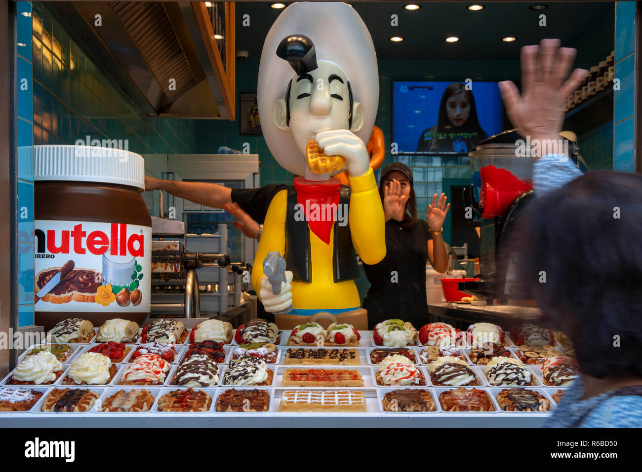 Waffle chocolaterie negozio al centro della città di Bruxelles in Belgio Foto Stock