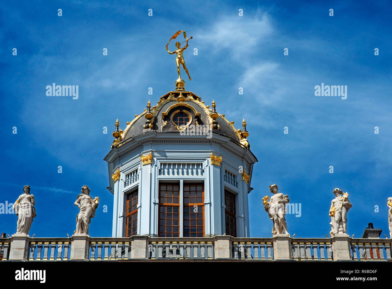 Statua sulla parte superiore della casa di fornai Grand Place. Xv secolo architettura in Grand Place di Bruxelles, un sito Patrimonio Mondiale dell'UNESCO, Bruxelles, Belgio Foto Stock