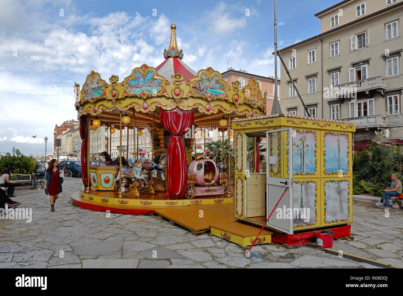 TRIESTE, ITALIA - 14 ottobre: Merry Go Round a Trieste il 14 ottobre 2014. Giostra tradizionale con tubi flessibili ride presso il park di Trieste, in Italia. Foto Stock