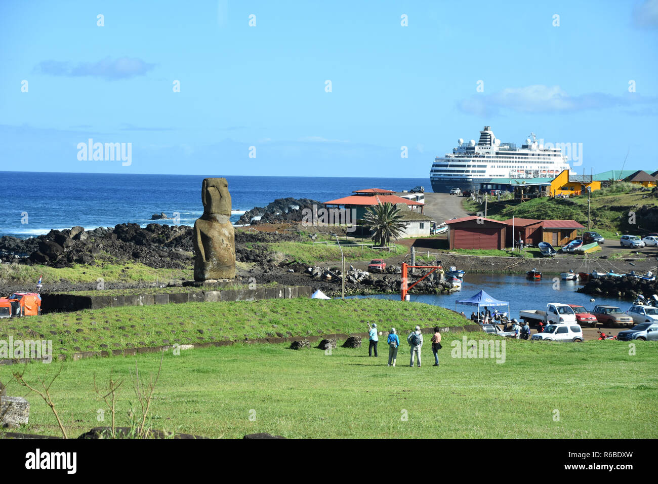 Il Moai AHU Tautira al piccolo porto di Hanga Roa su Rapa Nui (Isola di Pasqua) Foto Stock