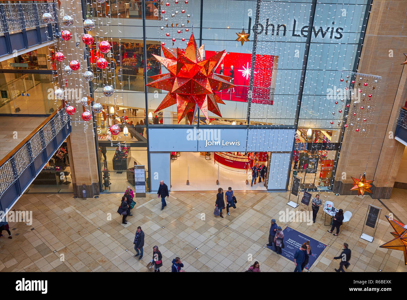 Natale (xmas) decorazioni fuori l'ingresso a John Lewis shop in Grand Arcade shopping Centre di Cambridge, Inghilterra. Foto Stock