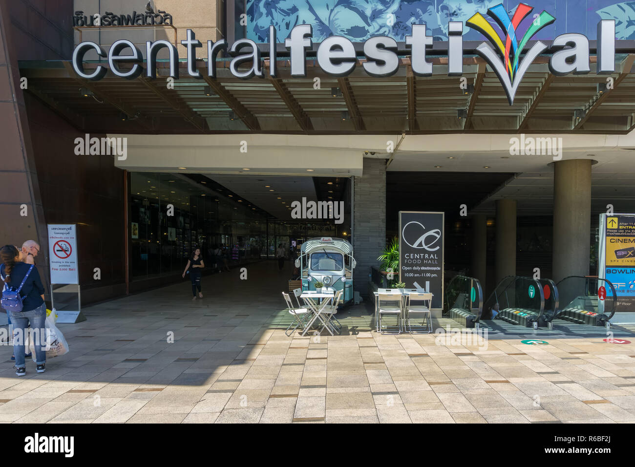 PATTAYA,THAILANDIA - OTTOBRE 18,2018: Seconda strada questo è l'ingresso principale al Festival centrale,un grande centro commerciale per lo shopping, con molti negozi, ristoranti e un ci Foto Stock