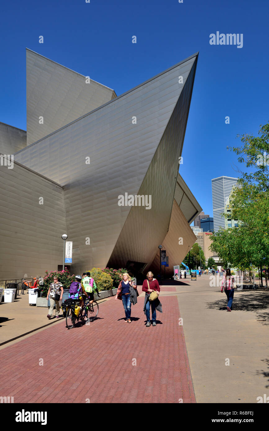 Al di fuori di Denver Art Museum Frederic C. Hamilton edificio nel centro civico area, Colorado, STATI UNITI D'AMERICA Foto Stock