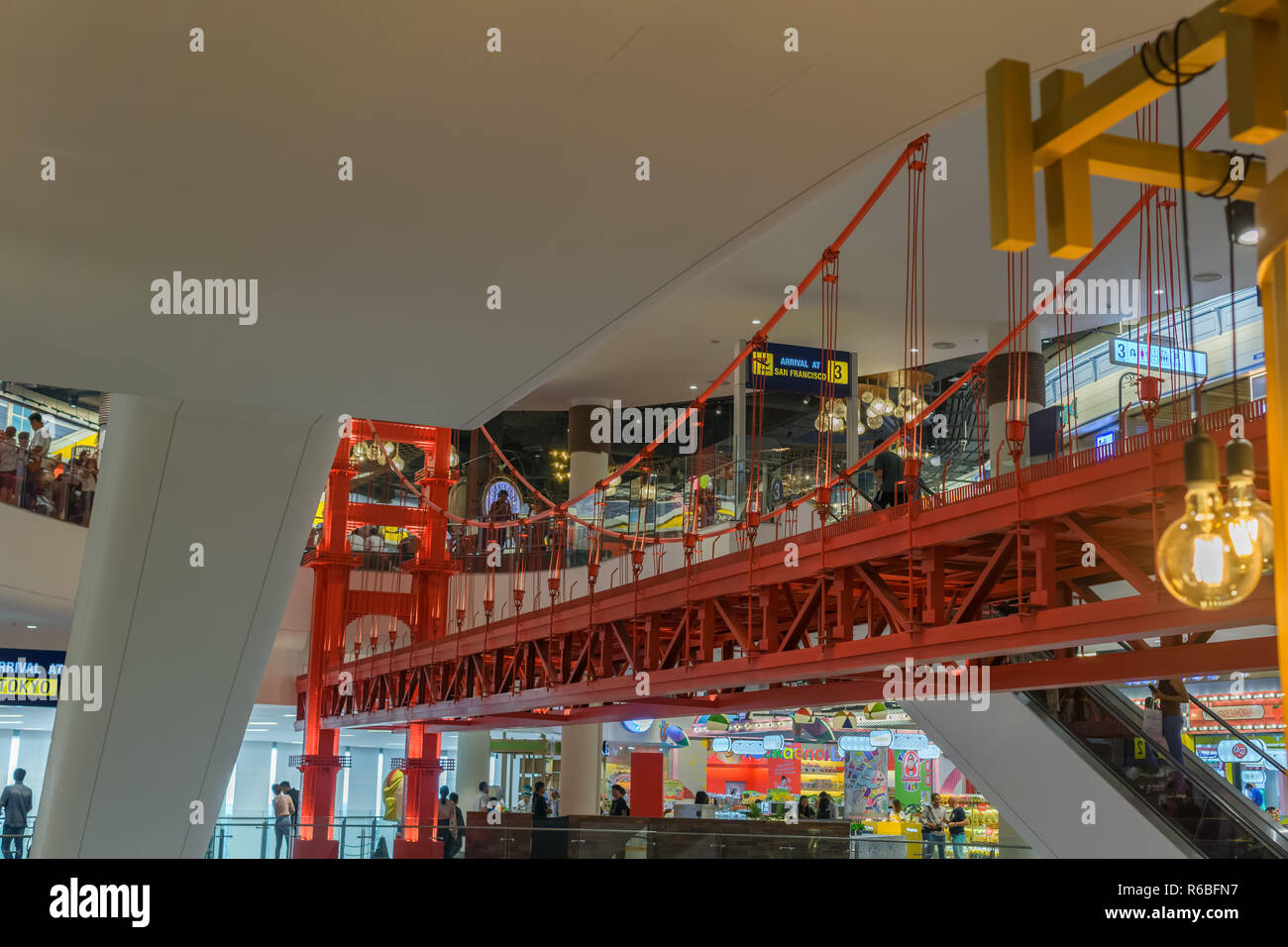 PATTAYA,THAILANDIA - OTTOBRE 19,2018:terminale 21 Questo è il secondo piano del grande centro commerciale per lo shopping con molti negozi, ristoranti e un falso ponte per dec Foto Stock