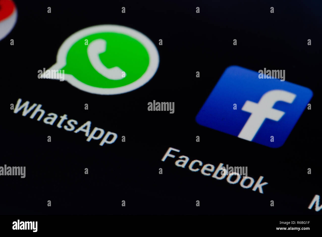 Facebook e Whatsapp icona sulla schermata monitor. Due dei più grandi social network di siti web. Icona Facebook.com e Whatsapp. Social media app. Rete sociale Foto Stock