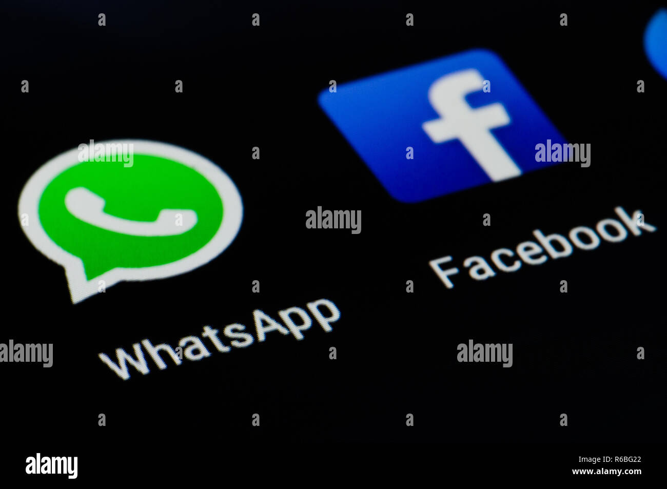 Facebook e Whatsapp icona sulla schermata monitor. Due dei più grandi social network di siti web. Icona Facebook.com e Whatsapp. Social media app. Rete sociale Foto Stock