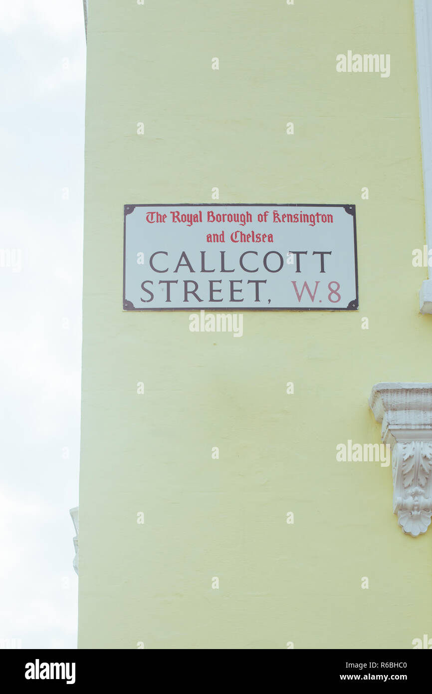 Strada segno su un pastello giallo casa in Callcott Street, il Royal Borough di Kensington e Chelsea, London, Regno Unito Foto Stock
