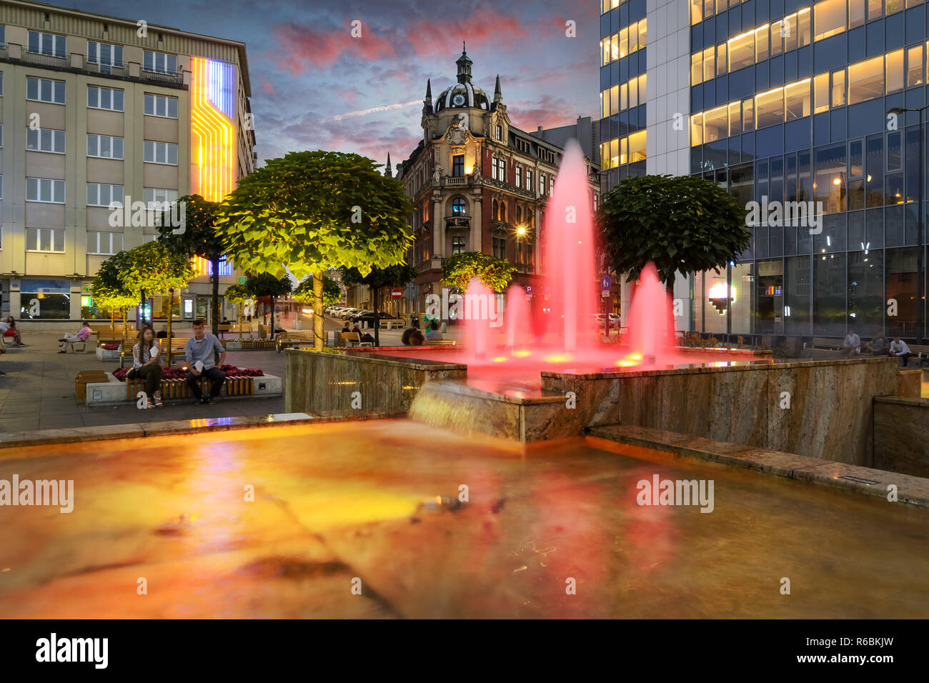 La piazza principale nel centro della città di Katowice in Polonia nel tramonto spettacolare. Foto Stock