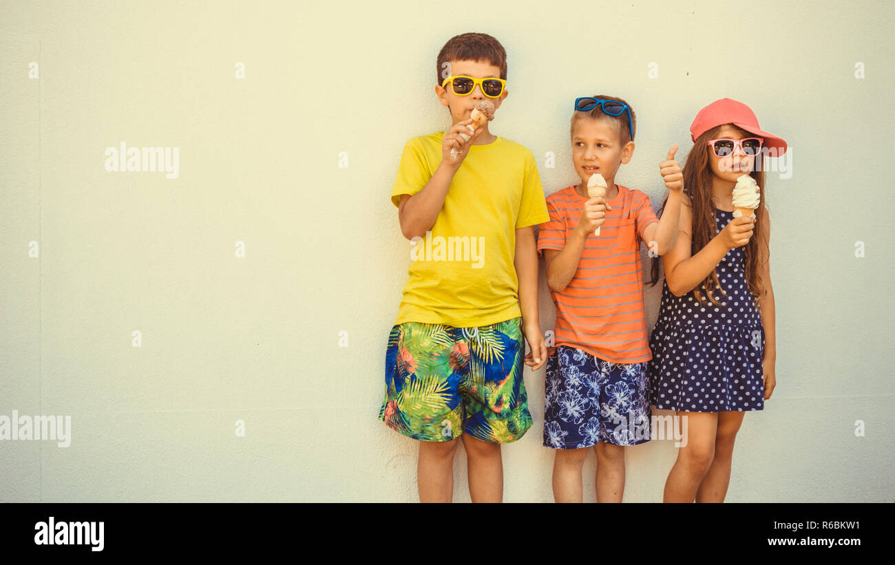 Bambini mangiare il gelato morbido e servire il gelato. Ragazzi e bambina  in occhiali da sole godendo le vacanze estive Vacanze. Instagram filtro  Foto stock - Alamy