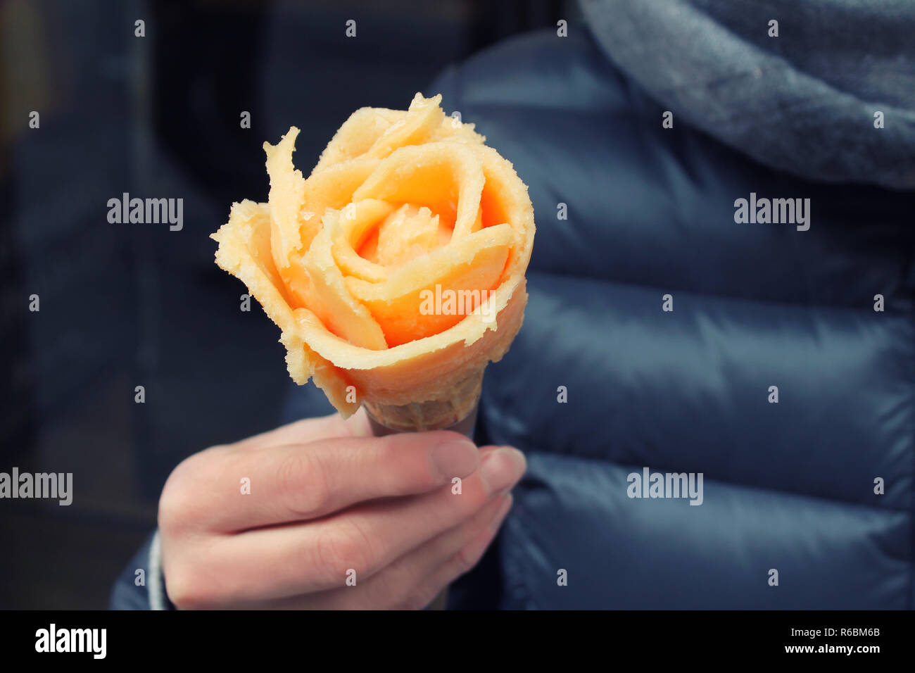 Morbido a forma di rosa gelato in un cono di cialda. Gelato in mano. Il Gelato Italiano. Foto Stock