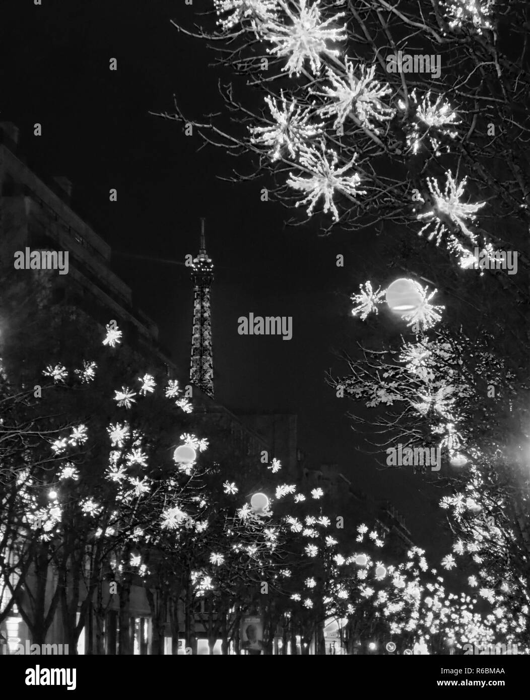 Natale, Natale decorazione di strada di Parigi in bianco e nero Foto Stock