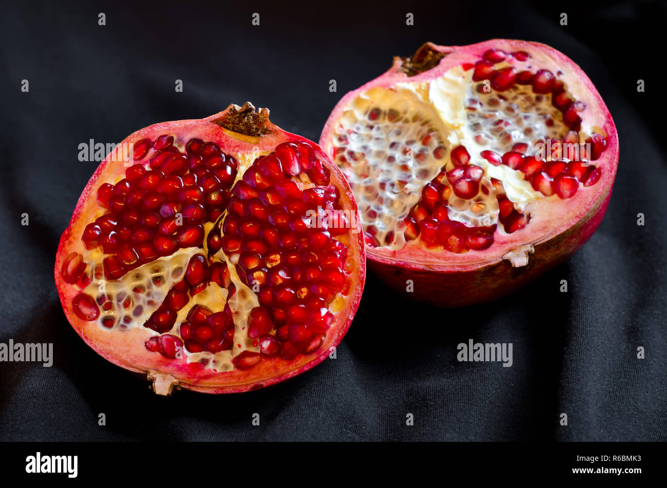 Melograno isolata su uno sfondo nero Foto Stock