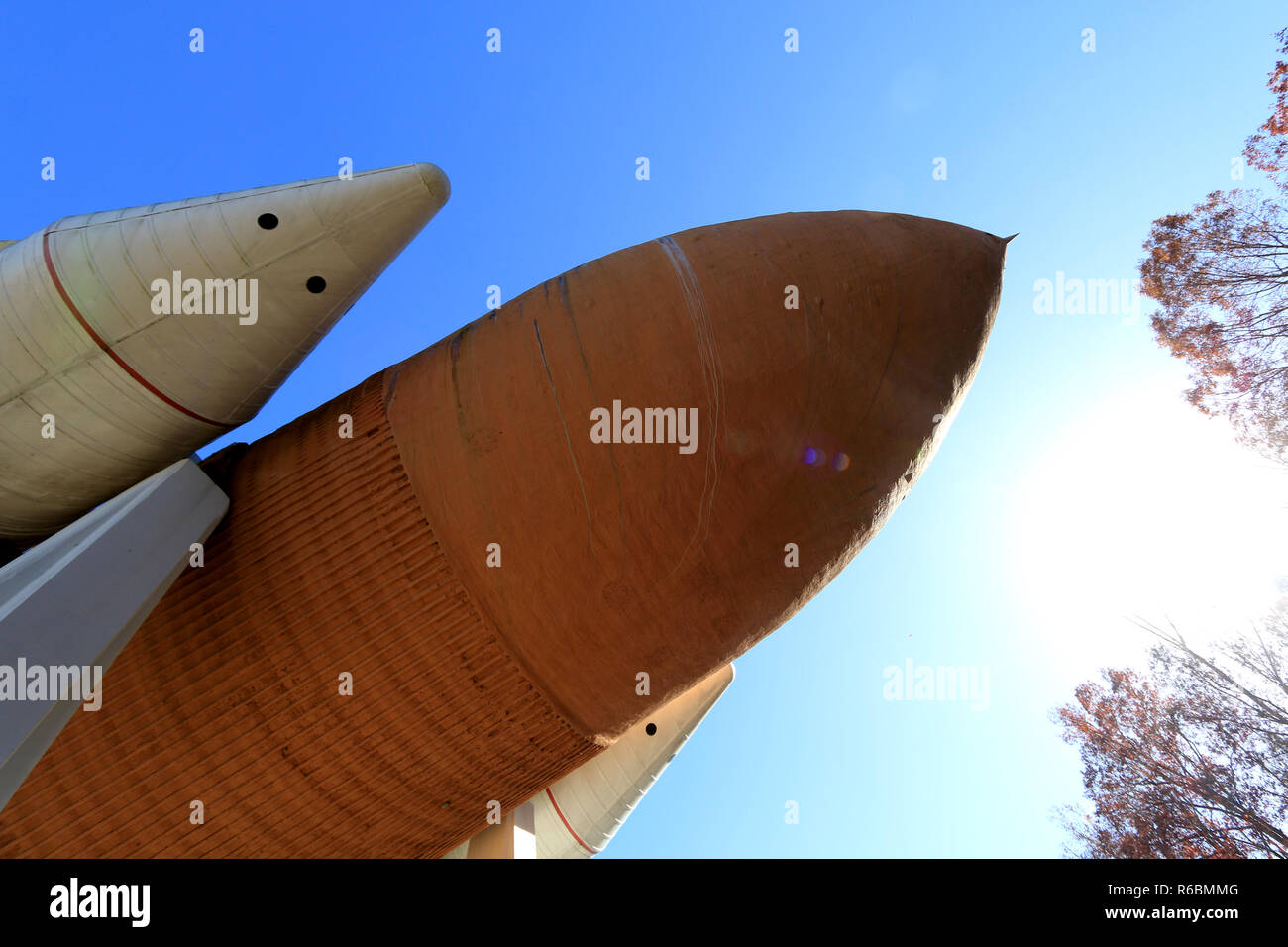 La propulsione principale articolo di prova serbatoio esterno (MPTA-ET) e il naso di coni due Space Shuttle Solid Rocket Booster (SRBs) in Huntsville, AL, USA Foto Stock